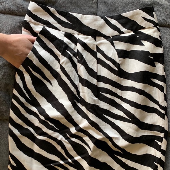 Banana Republic pencil skirt pleats zebra print 0 - Picture 4 of 8